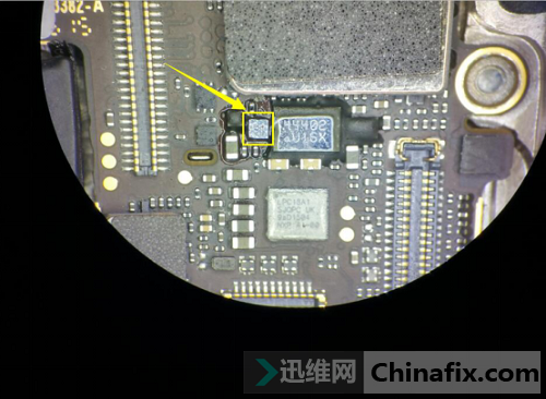 【维修过程】:     iphone5s蓝屏重启一般是螺丝孔下面的pcb断线