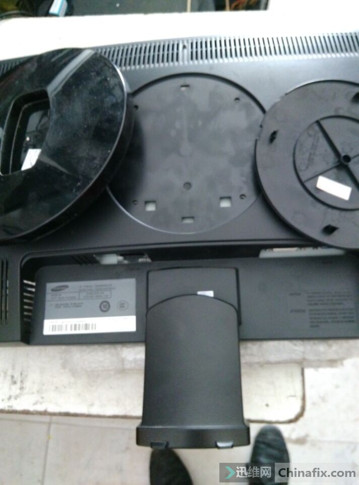 三星显示器换LCD灯管(故障:通电灯管亮3秒灭