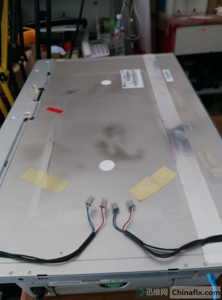 三星显示器换LCD灯管(故障:通电灯管亮3秒灭