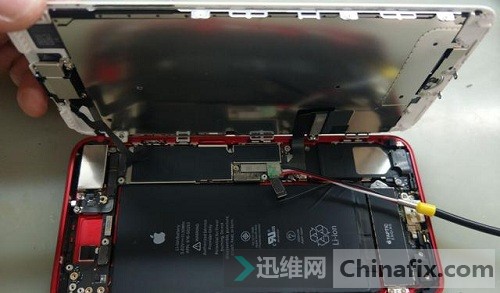 iPhone7 Plus摔后开机进不了系统 卡白苹果维修