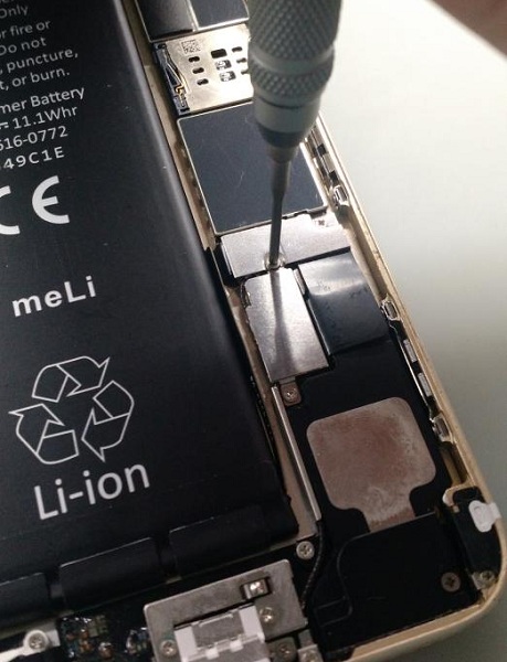 69 iphone 6 plus拆机详细图解介绍     用小十字螺丝刀先拆下电池