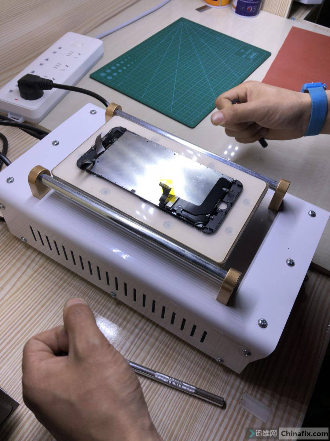 全网首发:苹果8P更换外屏教程