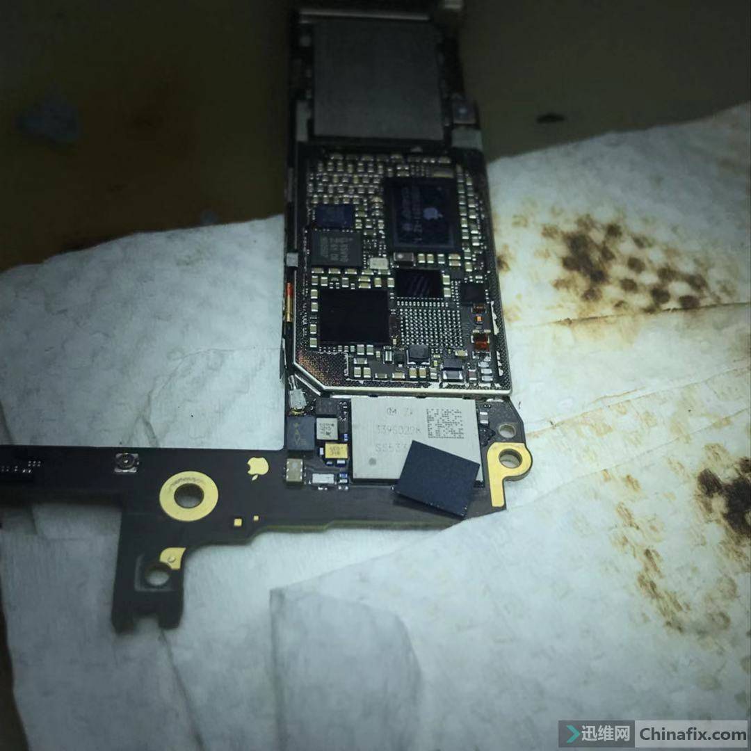 iphone6p触摸ic通病闪白条无感距返修