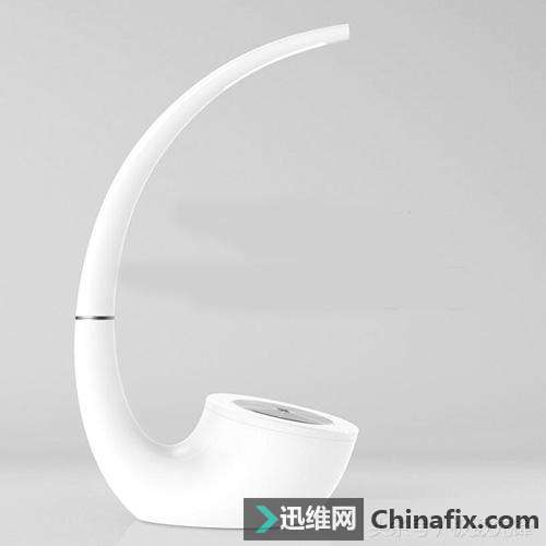 奇异数码音响点缀出奇特的桌面,只为你聆听美妙的音乐