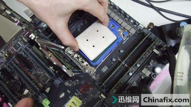 16核处理器开盖后发现原来是32核,可惜翻车了!