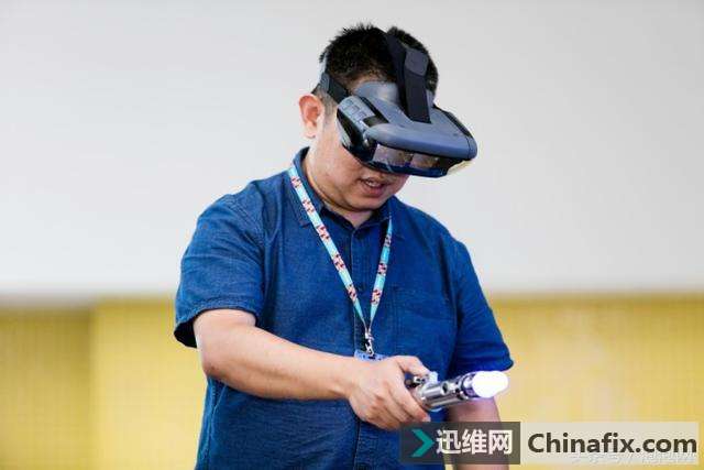 首款全沉浸AR游戏设备