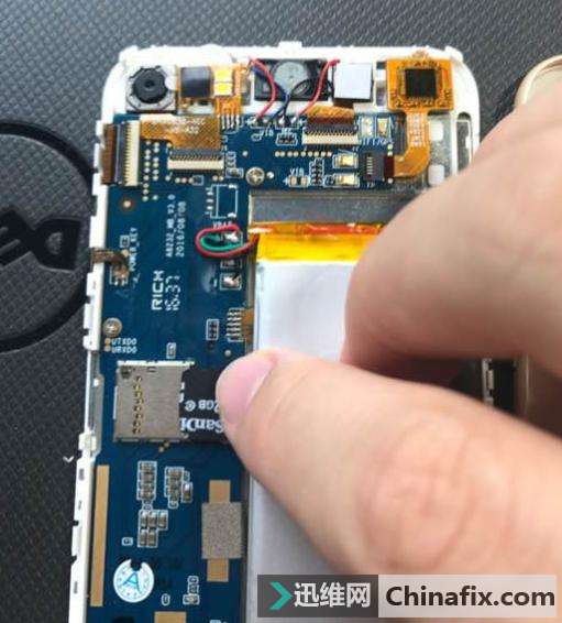 网友手把手教你用“储存卡”给iPhone扩容!我差点就信了!