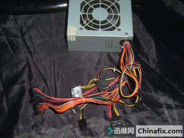 山寨电源的危害果然不小,外壳的温度竟然这么高