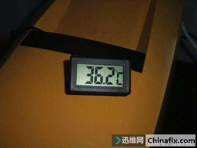 山寨电源的危害果然不小,外壳的温度竟然这么高