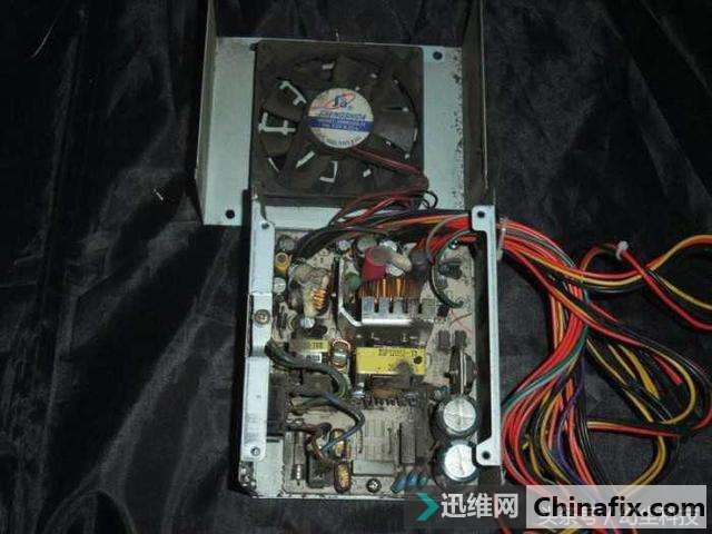 山寨电源的危害果然不小,外壳的温度竟然这么高