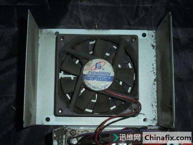 山寨电源的危害果然不小,外壳的温度竟然这么高