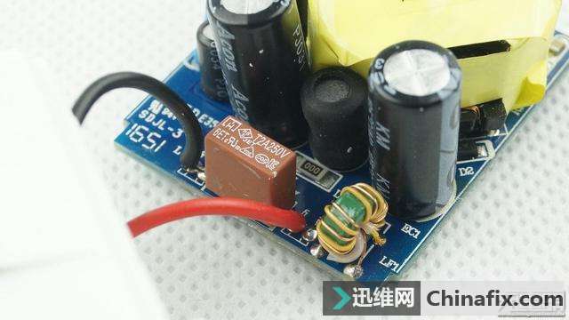 新斯宝Xinspower QC3.0电源适配器拆解,型号Q183