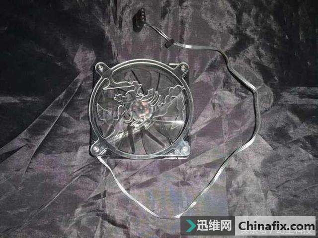以前给机箱弄个光污染超费劲,看看现在多省事