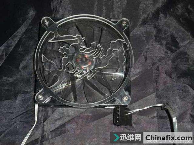 以前给机箱弄个光污染超费劲,看看现在多省事