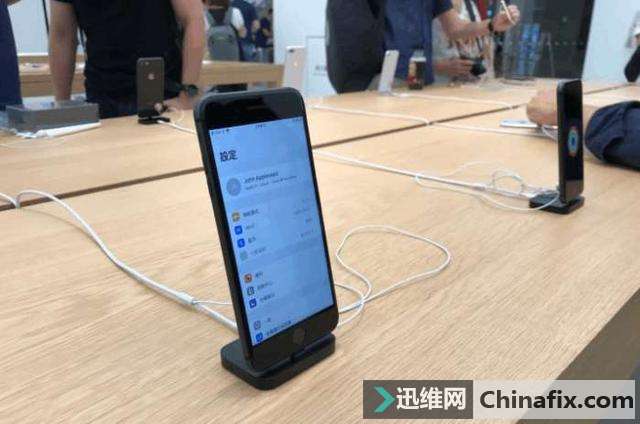 iPhone 8首卖遇冷!苹果店员热烈欢迎,却只迎来了4个果粉,尴尬!