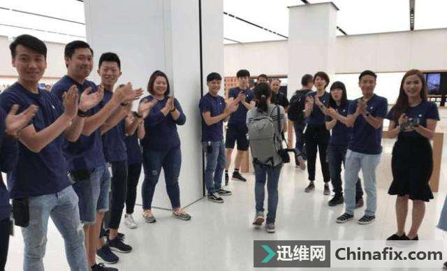 iPhone 8首卖遇冷!苹果店员热烈欢迎,却只迎来了4个果粉,尴尬!