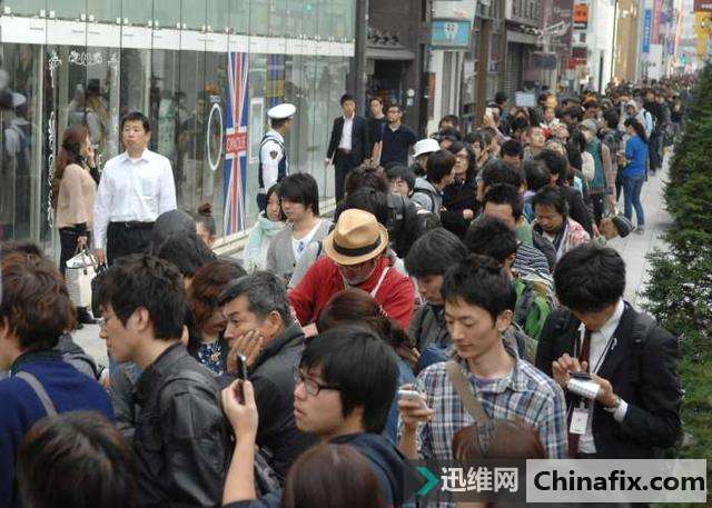 iPhone 8首卖遇冷!苹果店员热烈欢迎,却只迎来了4个果粉,尴尬!