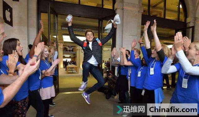 iPhone 8首卖遇冷!苹果店员热烈欢迎,却只迎来了4个果粉,尴尬!