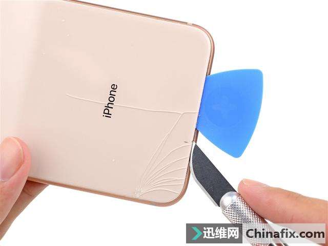 直接碎成渣!iFixit拆解iPhone 8 Plus:后盖分离几乎不可能