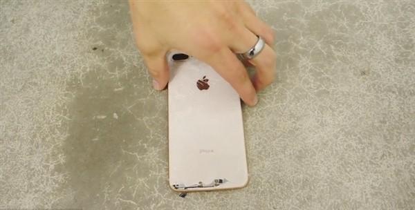 苹果iPhone8一摔就碎 怪不得首发没人买