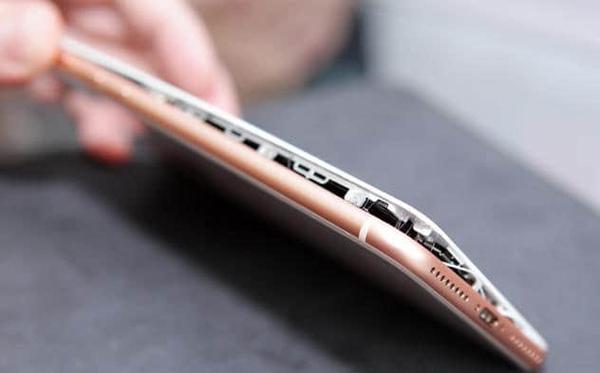 iPhone8手机爆炸?只是电池鼓包问题!问题扩大或将被禁上飞机!