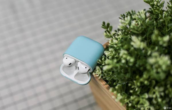 һ AirPods 