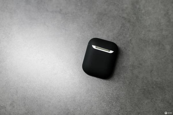 һ AirPods 