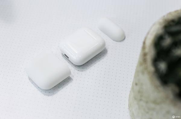 һ AirPods 