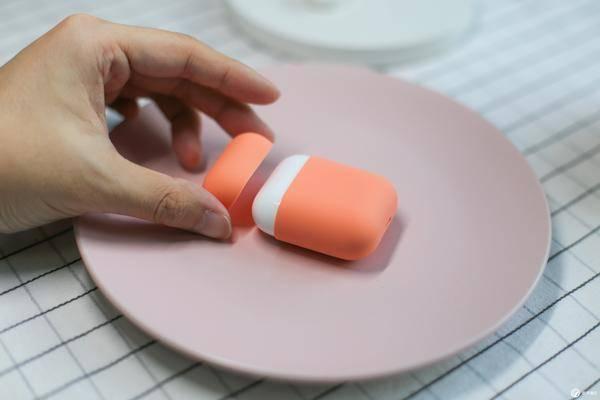 һ AirPods 