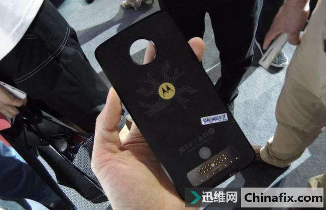 太阳能给手机充电,摩托罗拉助你炫酷又省钱
