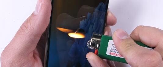 诺基亚8经历残酷虐机测验,连施虐者惊呼:怎么掰都掰不弯
