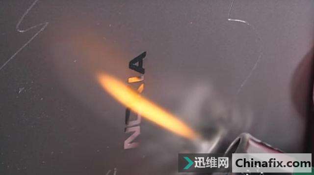 诺基亚8经历残酷虐机测验,连施虐者惊呼:怎么掰都掰不弯