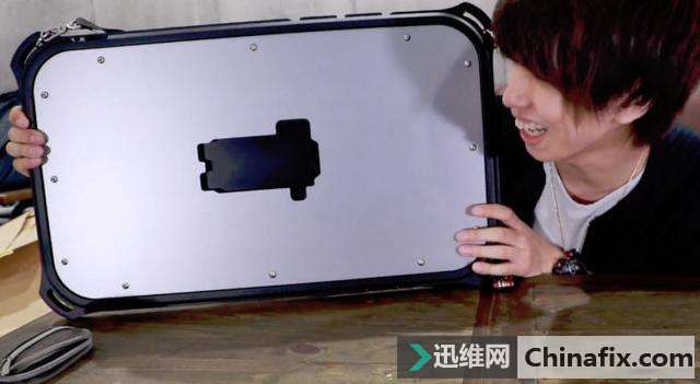 世界最大的iPhone保护壳:直接可以当盾牌运用