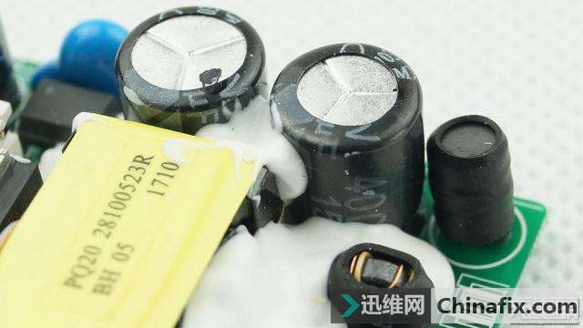 工匠精神 锤子快速电源适配器拆解 CD101