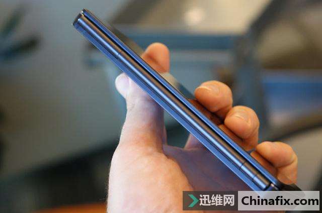 中兴全球首发折叠屏手机 成功把三星拍在沙滩上