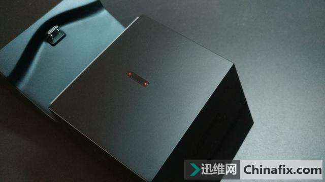 如果你经常忘记给PS4手柄充电,那运用这个方式就不会了