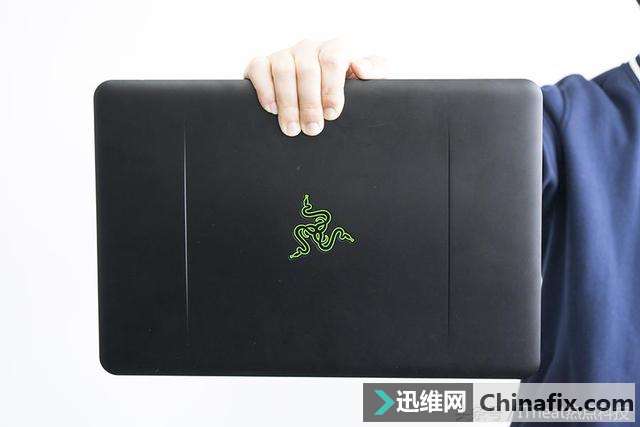 西装革履的肌肉绅士 雷蛇灵刃游戏本测评