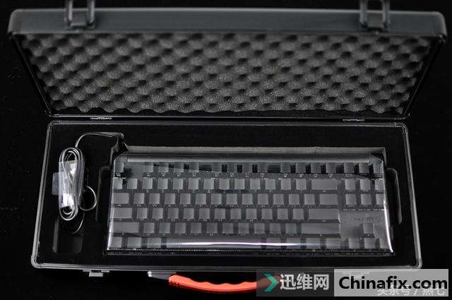 侧刻黑轴cherrymx80机械键盘测评