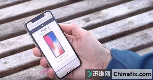 苹果iPhone X屏幕瑕疵曝光:刘海边缘有黑色凸