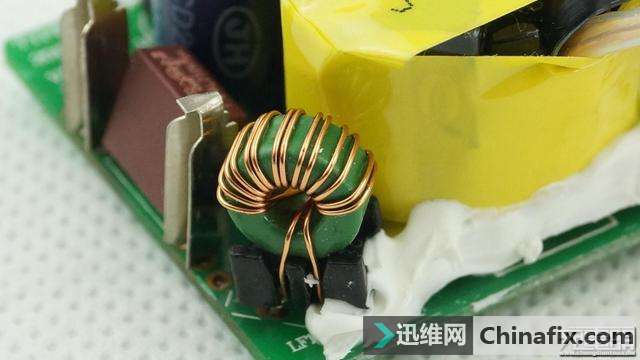 SIMPTUNE 30W USB PD智能快充技术适配器拆解