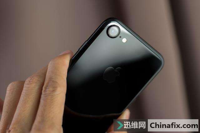 iPhone背部这个小孔,千万别去捅!捅了就出事