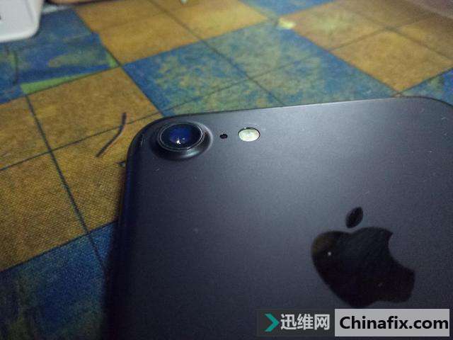 iPhone背部这个小孔,千万别去捅!捅了就出事