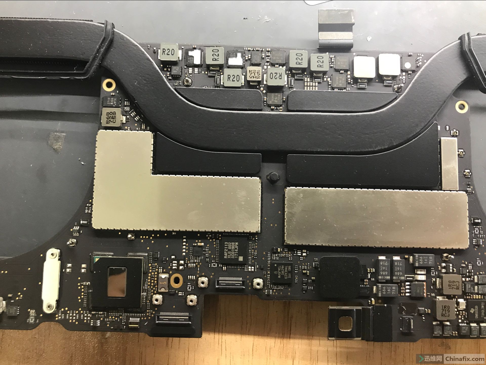 苹果新款a1707主板鉴赏及蝴蝶键盘拆卸