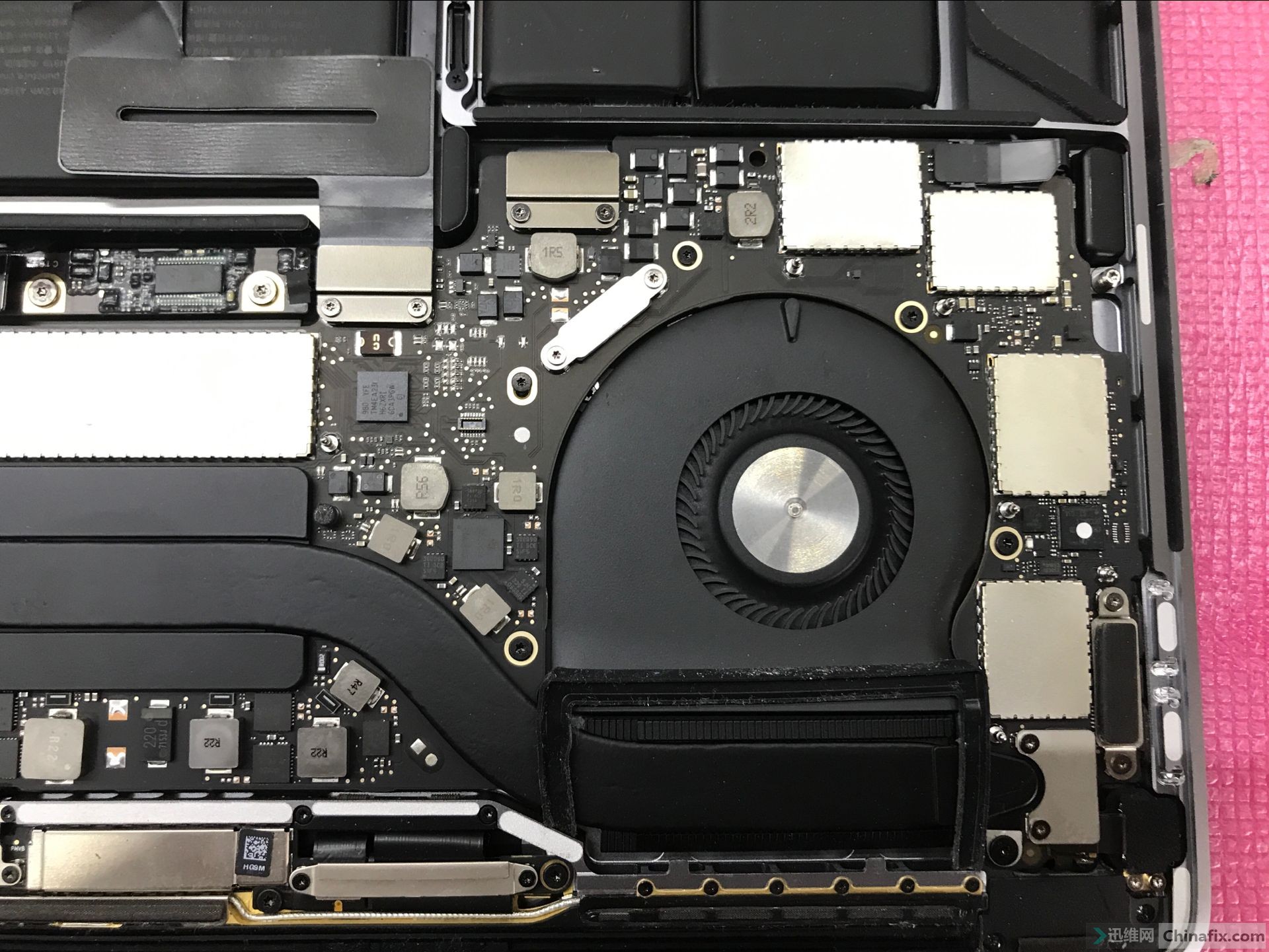 苹果新款a1707主板鉴赏及蝴蝶键盘拆卸