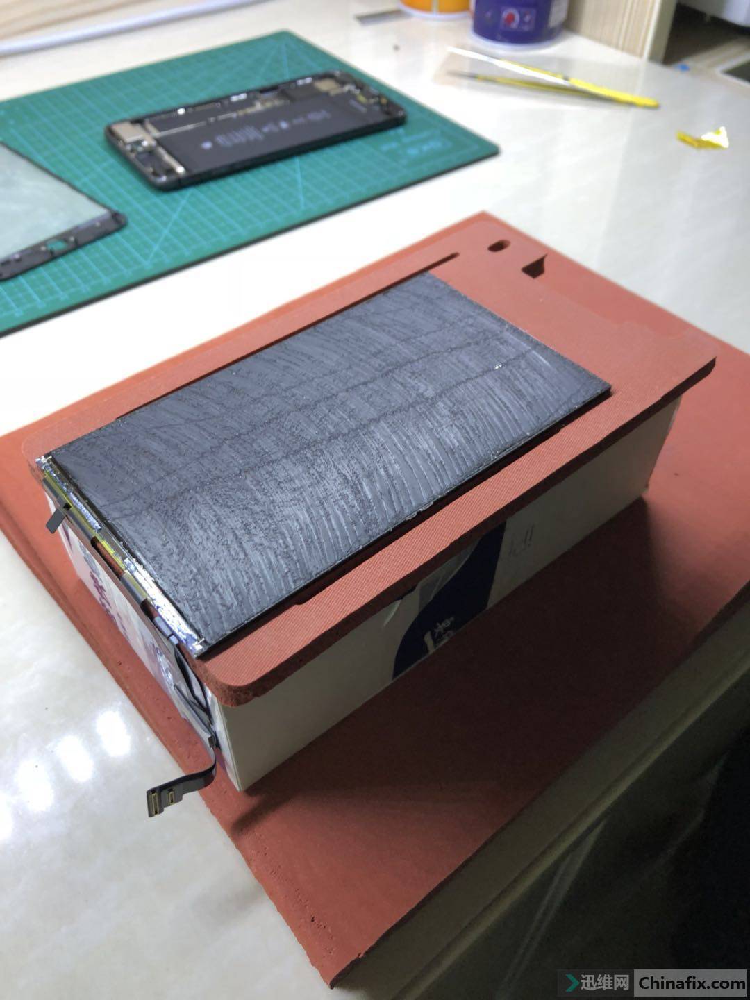 全网首发:苹果8P更换外屏教程