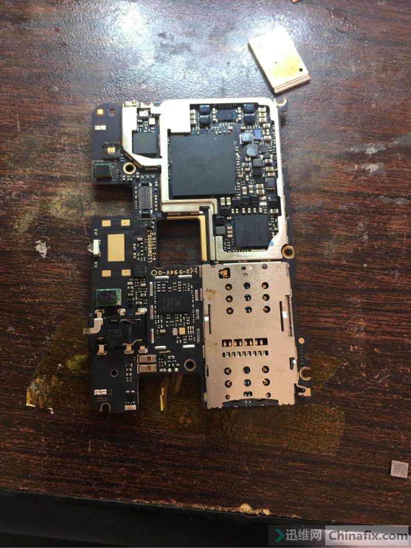 红米note4x进水不显示,显示座子烧坏了,拆掉屏蔽罩找显示ic找不着