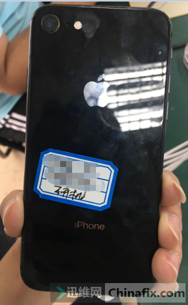 iPhone 8手机进水无法开机故障维修