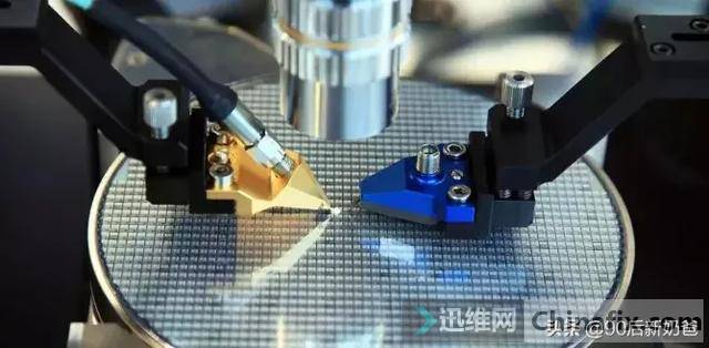 手机芯片是什么材料做成的 102402vzq5wtw8ri80nnfh.jpg