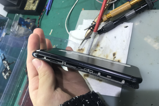 重摔iPhone7手机不开机，主板变形保资料维修