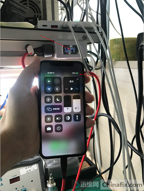 iPhoneX插充电器显示充电图标，充不进电维修